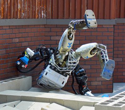 Zašto humanoidni roboti padaju dok ljudi rijetko padaju?
